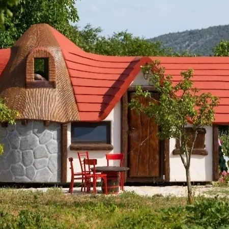 Immaculate 2-bed Near Krka Waterfalls Casa de Férias Rupe